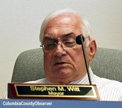 Lake City Mayor Steve Witt reviews the leading resumes.